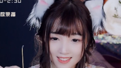 少寒淡黄色吊带裙，让人一眼沉醉