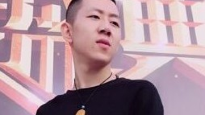 王小源酒吧高歌！尽情释放内心