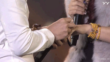 嫁了！颁奖现场悦儿男友求婚