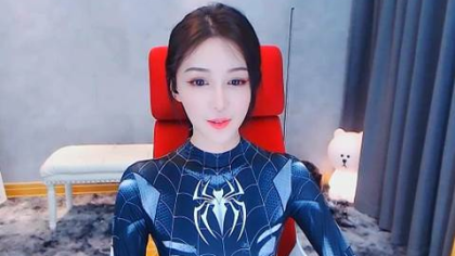 化身女版蜘蛛侠,她还会吐丝