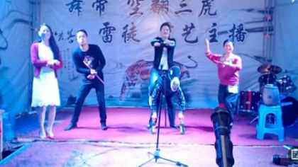 宝刀未老，三虎父亲卖力献艺！