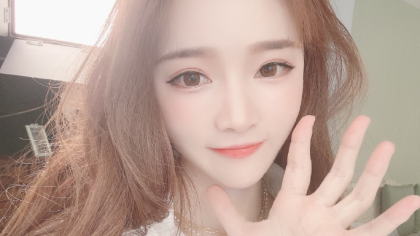 女神会发光，戴羽彤生活美照