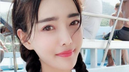 怕亲吻到芮甜甜，他用手挡住了嘴