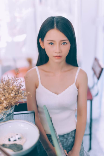 青涩女神伊卉儿优雅美照袭来