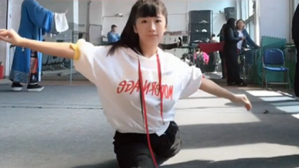 美女珊珊晒功夫一字马,惊呆粉丝