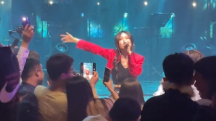 鱼闪闪live现场，路人视角演出！