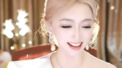 狂撒狗粮，大美子请粉丝吃喜糖