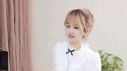 光脚跳科目三，文儿戴上痛苦面具