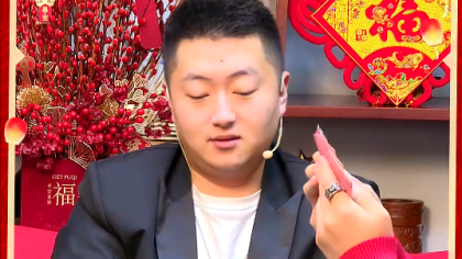 小洲无惧洲嫂？嘴对嘴与美女接牌