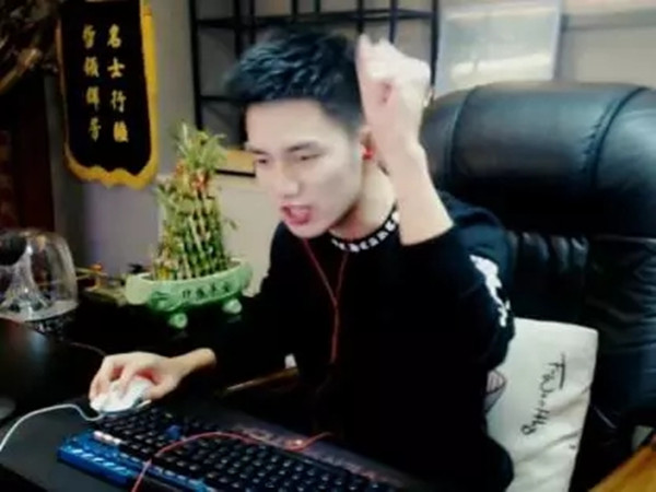 YY官方亲自致电阿哲问年度? - 歪阅