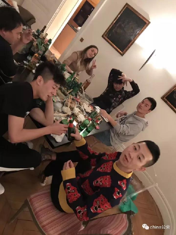 雅乐跟险被打的妹子和好把酒言欢