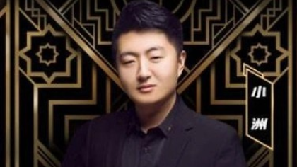 小洲见过哦哥，却不知道是谁