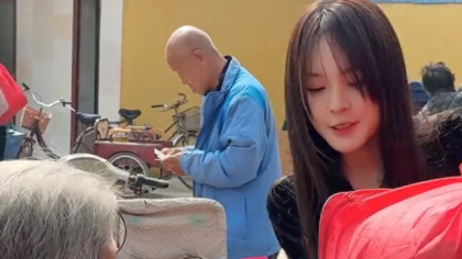 鱼闪闪衣锦还乡，为老人送温暖！